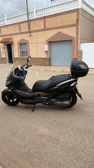 Moto Scooter Negra y Gris