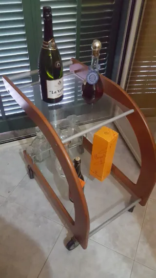 Carrello legno e vetro con ruote