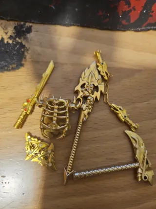 Accesorios dorados estilo Ninjago