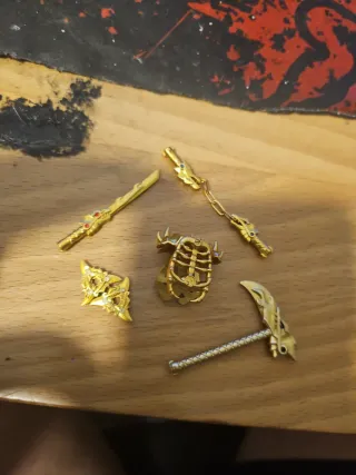 Accesorios dorados estilo Ninjago
