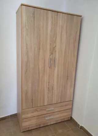 Armario de madera beige y marrón