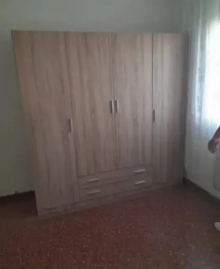 Armario de madera beige y marrón
