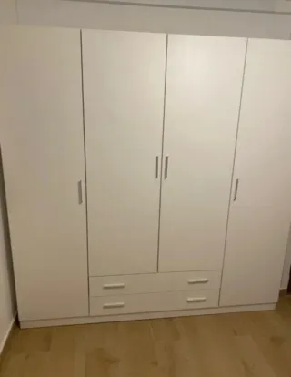 Armario de madera beige y marrón