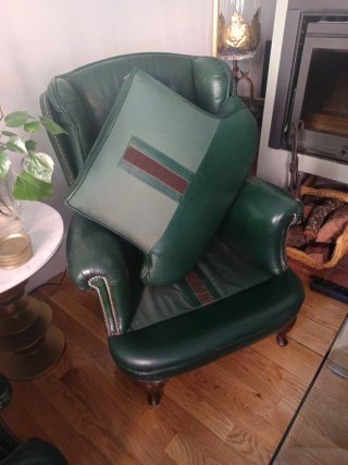 Vendo dos sillones orejeros piel verde