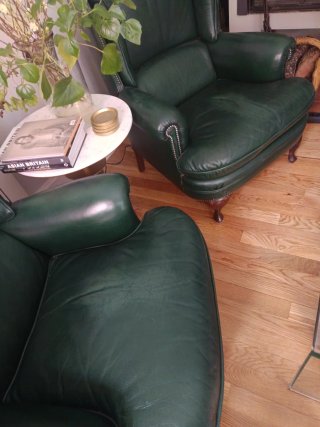 Vendo dos sillones orejeros piel verde