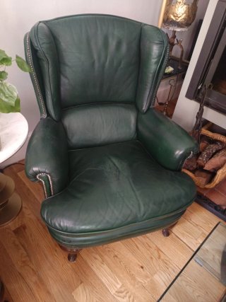 Vendo dos sillones orejeros piel verde