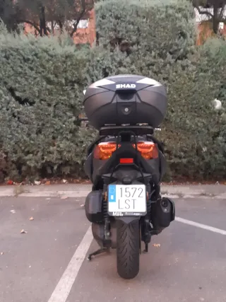 Yamaha Maxi Scooter Negra y Gris