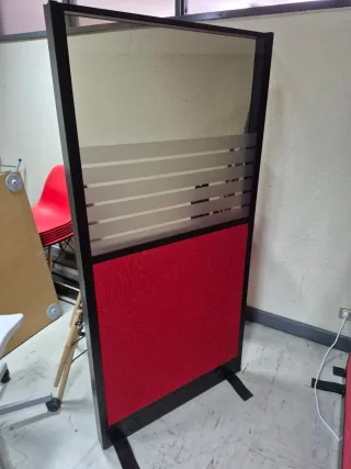 Biombo com Vidro Duplo e Tecido Vermelho