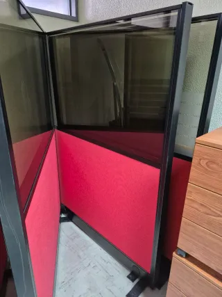 Biombo com Vidro Duplo e Tecido Vermelho