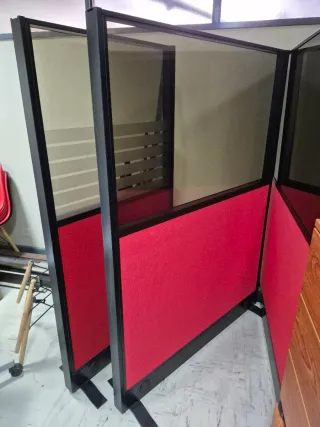 Biombo com Vidro Duplo e Tecido Vermelho