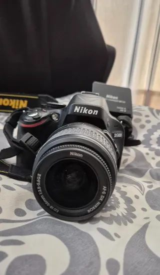 Cámara Nikon D5100 + Objetivo *Para piezas/reparar