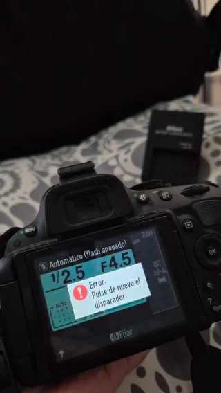 Cámara Nikon D5100 + Objetivo *Para piezas/reparar