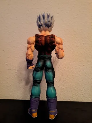 Figura de acción con bola morada
