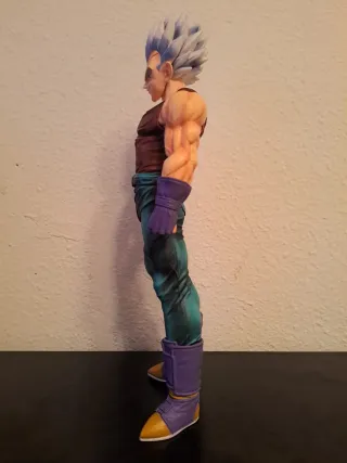 Figura de acción con bola morada