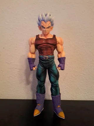 Figura de acción con bola morada