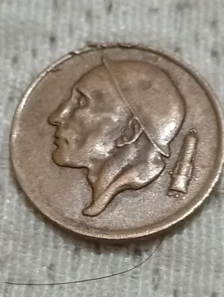Moneda antigua con perfil