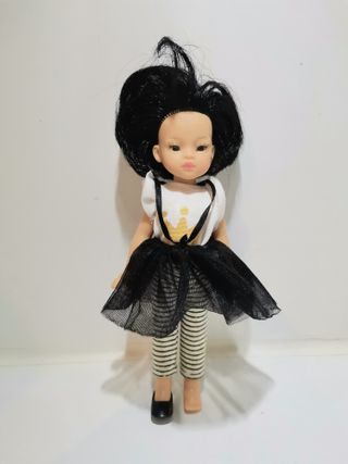 Muñeca Paola Reina con vestido y mallas