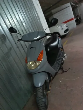 Moto gris tipo scooter