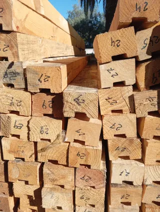 Vigas. Palos. Listones. Postes. Puntales de madera