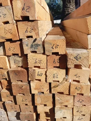 Vigas. Palos. Listones. Postes. Puntales de madera