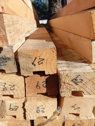 Vigas. Palos. Listones. Postes. Puntales de madera
