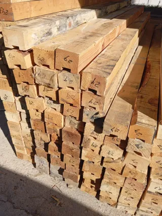 Vigas. Palos. Listones. Postes. Puntales de madera