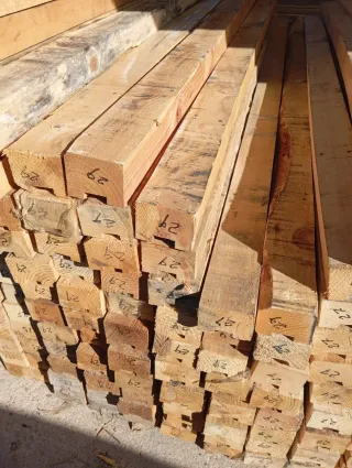 Vigas. Palos. Listones. Postes. Puntales de madera