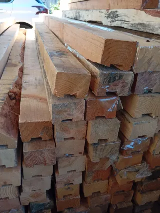 Vigas. Palos. Listones. Postes. Puntales de madera