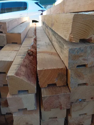 Vigas. Palos. Listones. Postes. Puntales de madera
