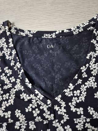 Camiseta estampada floral. Talla L
