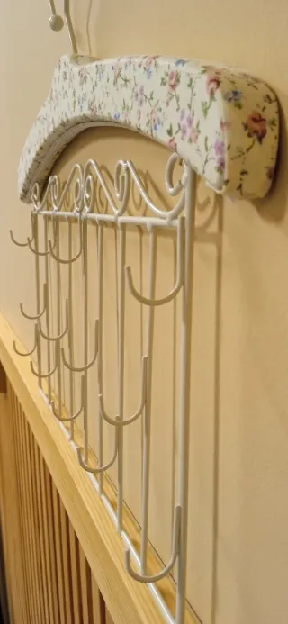 Colgador bisutería flores blanco