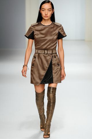 Vestido marrón con cinturón y detalles negros