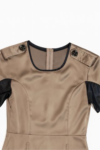 Vestido marrón con cinturón y detalles negros