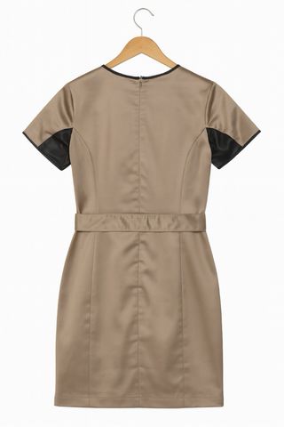 Vestido marrón con cinturón y detalles negros