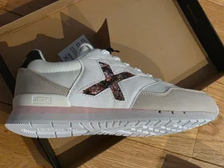 Zapatillas Munich Beige y Blancas