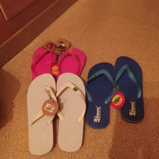 Chanclas Talla 40/41. Leer