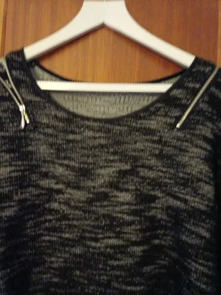 Jersey negro y gris con cremalleras