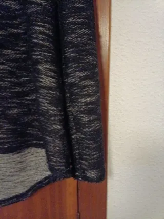 Jersey negro y gris con cremalleras