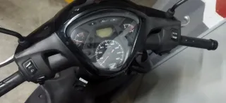 Honda SH 125 Scooter Negra y Plateada