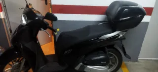 Honda SH 125 Scooter Negra y Plateada