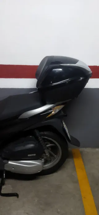 Honda SH 125 Scooter Negra y Plateada