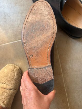Zapatos de vestir negros faltan los cordones