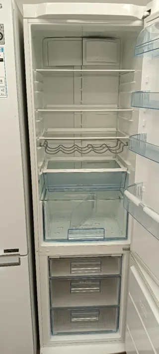 NEVERA COMBI ELECTROLUX NO FROST ENERGÍA A+