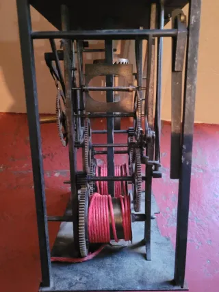 Máquina de reloj Morez antigua
