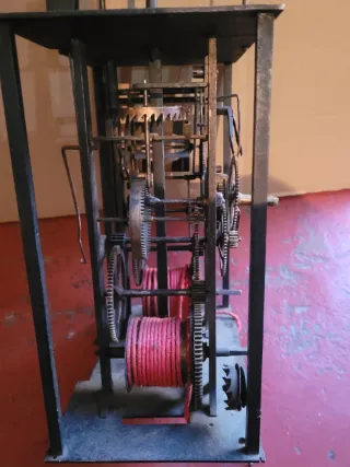 Máquina de reloj Morez antigua