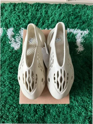 Yeezy Foam Runner Talla 43 Beige