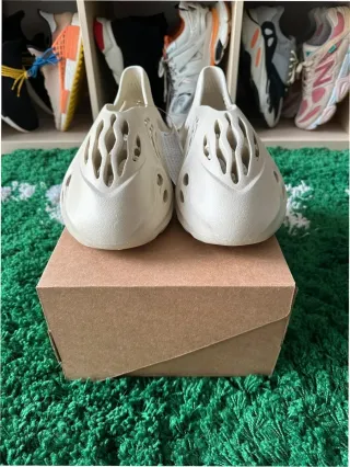 Yeezy Foam Runner Talla 43 Beige