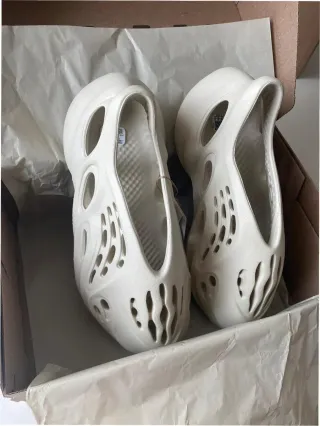 Yeezy Foam Runner Talla 41 Beige