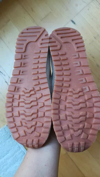 Mocasines deportivos beige con detalle dorado