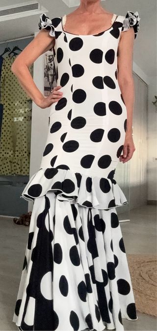 Traje Flamenca Lunares Volantes Capote